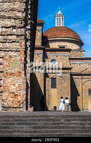 Florenz, Italien - 3. September 2023. Zwei Freundinnen gehen zur Basilika San Lorenzo, Stockfoto