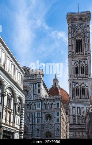 Eine Weitwinkelaufnahme des Komplexes der Kathedrale Santa Maria del Fiore mit der roten Kuppel im Hintergrund. Stockfoto