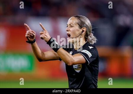 Utrecht, Niederlande. September 2023 26. UTRECHT, NIEDERLANDE - SEPTEMBER 26: Schiedsrichterin Ivana Martincic reagiert beim Spiel der UEFA Nations League A in der Gruppe 1 zwischen den Niederlanden und England im Stadion Galgenwaard am 26. September 2023 in Utrecht, Niederlande. (Foto von Andre Weening/Orange Pictures) Kredit: Orange Pics BV/Alamy Live News Stockfoto