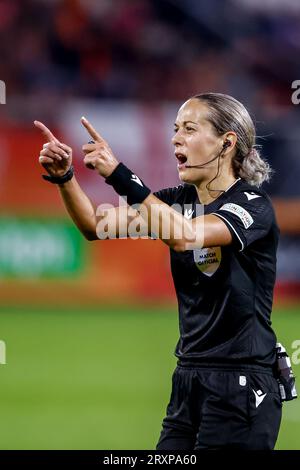 Utrecht, Niederlande. September 2023 26. UTRECHT, NIEDERLANDE - SEPTEMBER 26: Schiedsrichterin Ivana Martincic reagiert beim Spiel der UEFA Nations League A in der Gruppe 1 zwischen den Niederlanden und England im Stadion Galgenwaard am 26. September 2023 in Utrecht, Niederlande. (Foto von Andre Weening/Orange Pictures) Kredit: Orange Pics BV/Alamy Live News Stockfoto