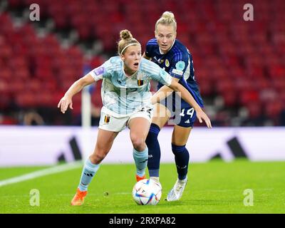 Laura Deloose (links) und Rachel McLauchlan (Schottland) kämpfen beim UEFA Women's Nations League-Spiel der Gruppe A1 im Hampden Park in Glasgow um den Ball. Bilddatum: Dienstag, 26. September 2023. Stockfoto