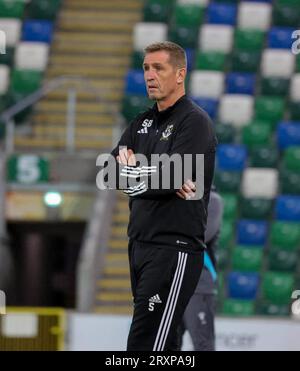 Windsor Park, Belfast, Nordirland, Vereinigtes Königreich. September 2023 26. Sport Direct Premiership – Linfield gegen Crusaders Irish Premiership Action aus dem Spiel heute Abend in Belfast. (Linfield in blau). Der Boss der Kreuzfahrer Stepehn Baxter. Quelle: CAZIMB/Alamy Live News. Stockfoto