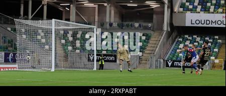 Windsor Park, Belfast, Nordirland, Vereinigtes Königreich. September 2023 26. Sport Direct Premiership – Linfield gegen Crusaders Irish Premiership Action aus dem Spiel heute Abend in Belfast. (Linfield in blau). Matthew Fitzpatrick (29) führt Linfield 2-0 an und feiert sein Tor. Quelle: CAZIMB/Alamy Live News. Stockfoto