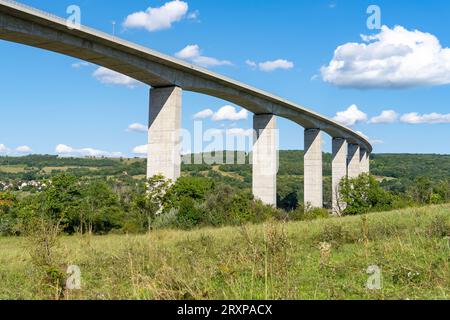 Koroshegy-Talbrücke neben dem Plattensee in Ungarn bei Sommersonne Stockfoto