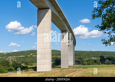 Koroshegy-Talbrücke neben dem Plattensee in Ungarn bei Sommersonne Stockfoto