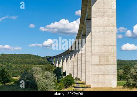 Koroshegy-Talbrücke neben dem Plattensee in Ungarn bei Sommersonne Stockfoto