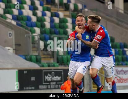 Windsor Park, Belfast, Nordirland, Vereinigtes Königreich. September 2023 26. Sport Direct Premiership – Linfield gegen Crusaders Irish Premiership Action aus dem Spiel heute Abend in Belfast. (Linfield in blau). Matthew Fitzpatrick (29) führt Linfield 2-0 an und feiert sein Tor. Quelle: CAZIMB/Alamy Live News. Stockfoto