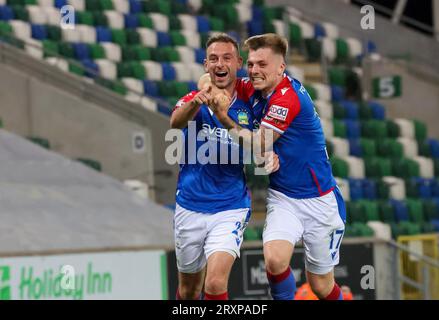 Windsor Park, Belfast, Nordirland, Vereinigtes Königreich. September 2023 26. Sport Direct Premiership – Linfield gegen Crusaders Irish Premiership Action aus dem Spiel heute Abend in Belfast. (Linfield in blau). Matthew Fitzpatrick (29) führt Linfield 2-0 an und feiert sein Tor. Quelle: CAZIMB/Alamy Live News. Stockfoto