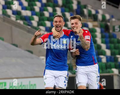 Windsor Park, Belfast, Nordirland, Vereinigtes Königreich. September 2023 26. Sport Direct Premiership – Linfield gegen Crusaders Irish Premiership Action aus dem Spiel heute Abend in Belfast. (Linfield in blau). Matthew Fitzpatrick (29) führt Linfield 2-0 an und feiert sein Tor. Quelle: CAZIMB/Alamy Live News. Stockfoto