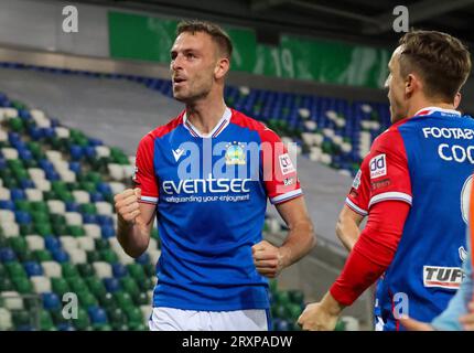 Windsor Park, Belfast, Nordirland, Vereinigtes Königreich. September 2023 26. Sport Direct Premiership – Linfield gegen Crusaders Irish Premiership Action aus dem Spiel heute Abend in Belfast. (Linfield in blau). Matthew Fitzpatrick (29) führt Linfield 2-0 an und feiert sein Tor. Quelle: CAZIMB/Alamy Live News. Stockfoto