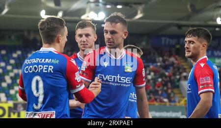 Windsor Park, Belfast, Nordirland, Vereinigtes Königreich. September 2023 26. Sport Direct Premiership – Linfield gegen Crusaders Irish Premiership Action aus dem Spiel heute Abend in Belfast. (Linfield in blau). Matthew Fitzpatrick (29) führt Linfield 2-0 an und feiert sein Tor. Quelle: CAZIMB/Alamy Live News. Stockfoto