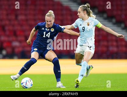 Die schottische Rachel McLauchlan (links) und die belgische Tessa Wullaert kämpfen während des UEFA Women's Nations League Group A1-Matches im Hampden Park, Glasgow, um den Ball. Bilddatum: Dienstag, 26. September 2023. Stockfoto