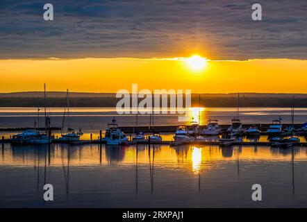 Sonnenuntergang über dem Yachthafen am Lake Superior, Ashland, Wisconsin, USA Stockfoto