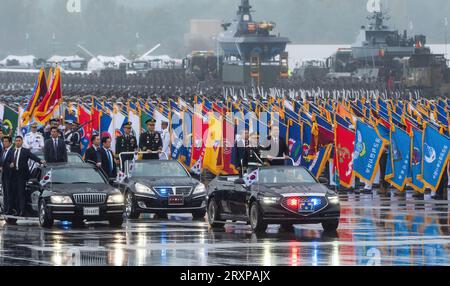 Seongnam, Südkorea. September 2023 26. Der südkoreanische Präsident Yook Suk Yeol (R in Car) wurde während der Zeremonie anlässlich des 75. Jahrestages des Tages der Streitkräfte auf der Seoul Air Base gesehen. Das südkoreanische Militär stellte am 26. September "Hochleistungsraketen" und andere Schlüsselwaffensysteme vor, um den 75. Gründungsjubiläum seiner Streitkräfte zu feiern, als offensichtliche Warnung vor Nordkoreas nuklearen und militärischen Bedrohungen. Quelle: SOPA Images Limited/Alamy Live News Stockfoto