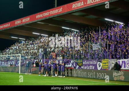 Grödig, Österreich 26. September 2023: ÖFB Cup 2. Runde - 2023/2024 - Austria Salzburg vs. RB Salzburg im Bild: Austria Fans im Stadion Stockfoto