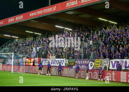 Grödig, Österreich 26. September 2023: ÖFB Cup 2. Runde - 2023/2024 - Austria Salzburg vs. RB Salzburg im Bild: Austria Fans im Stadion Stockfoto