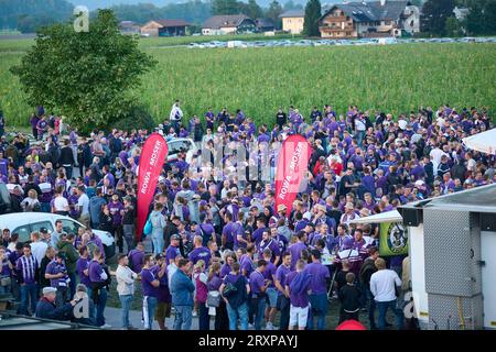 Grödig, Österreich 26. September 2023: ÖFB Cup 2. Runde - 2023/2024 - Austria Salzburg vs. RB Salzburg im Bild: Austria Fans vor dem Stadion Stockfoto