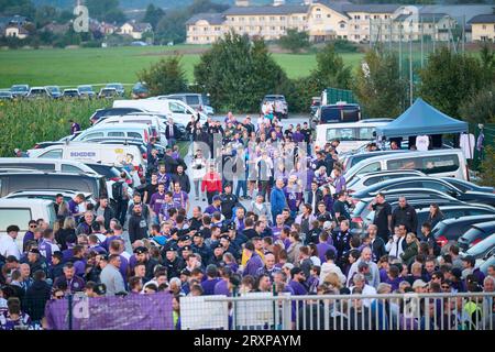 Grödig, Österreich 26. September 2023: ÖFB Cup 2. Runde - 2023/2024 - Austria Salzburg vs. RB Salzburg im Bild: Austria Fans vor dem Stadion Stockfoto