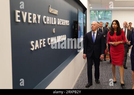 Innenministerin Suella Braverman und die US-Sicherheitsministerin Alejandro Mayorkas im National Center for Missing & Exploited Children während ihres dreitägigen Besuchs in den USA. Bilddatum: Dienstag, 26. September 2023. Stockfoto