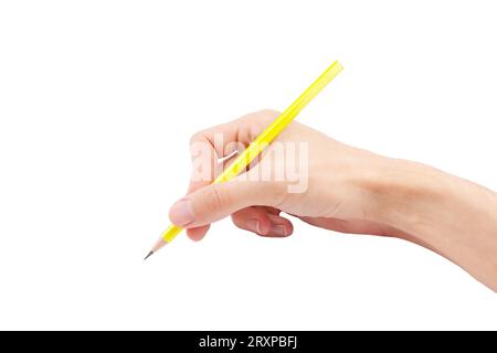 Hand, die einen gelben Bleistift in der Hand hält, der etwas auf Papier schreibt, Gesten-Nahaufnahme, isoliert auf weißem Hintergrund, ausgeschnitten, eine Person. Mann unterzeichnet, sket Stockfoto
