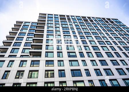 Wolkenkratzer mit avantgardistischer Architektur mit getöntem Glas Futter in einem Metallrahmen spiegelt wie in einem Spiegel, einem Gebäude auf der gegenüberliegenden Seite der St Stockfoto