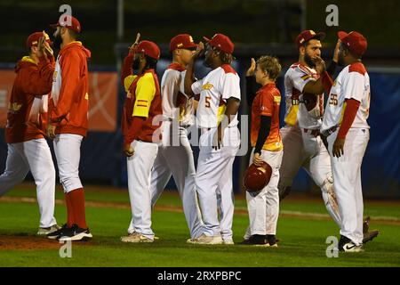 Ostrava, Tschechische Republik. September 2023 26. Die Spieler Spaniens feiern, nachdem sie am 26. September 2023 in Ostrava (Tschechien) das UEFA-Baseball-Europameisterschaftsspiel Gruppe A gegen Spanien gewonnen haben. Quelle: Jaroslav Ozana/CTK Photo/Alamy Live News Stockfoto