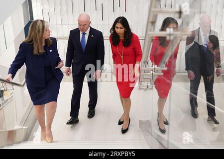 Innenministerin Suella Braverman (rechts) mit der US-Sicherheitsministerin Alejandro Mayorkas (Mitte) im National Center for Missing & Exploited Children während ihres dreitägigen Besuchs in den USA. Bilddatum: Dienstag, 26. September 2023. Stockfoto