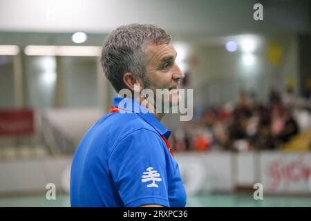 Gijon, Spanien, 26. September 2023: der Trainer der Super Amara Bera Bera, Imanol Alvarez während des 8. Spieltags der Liga Guerreras Iberdrola 2023-24 zwischen dem Motiv.Co Gijon Balonmano La Calzada und der Super Amara Bera Bera, am 26. September 2023, im La Arena Sports Pavilion, in Gijón, Spanien. Quelle: Alberto Brevers / Alamy Live News. Stockfoto