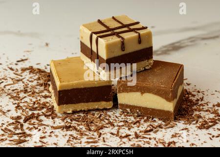 Drei Riegel marokkanische Schokolade oder Mandelcremino oder Erdnüsse mit Milch und Schokoladenschale Stockfoto