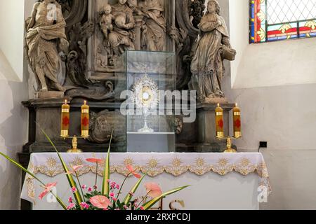 Abgeschirmte, geschützte Monstranz mit einem eucharistischen Wirt im Inneren der Kirche, Objektdetails, Heiliges Sakrament, Körper Christi, einfache Conce Stockfoto