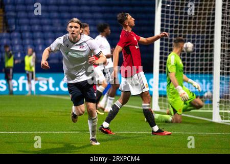 Jón Dadi Bödvarsson #9 von Bolton Wanderers feiert sein Tor während des EFL-Trophäenspiels zwischen Bolton Wanderers und Manchester United im Toughsheet Stadium, Bolton am Dienstag, den 26. September 2023. (Foto: Mike Morese | MI News) Credit: MI News & Sport /Alamy Live News Stockfoto