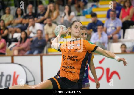 Gijon, Spanien, 26. September 2023: der Spieler von Super Amara Bera Bera, June Loidi (22) wirft am 8. Spieltag der Liga Guerreras Iberdrola 2023-24 zwischen Motive.Co Gijon Balonmano La Calzada und Super Amara Bera Bera am 26. September 2023 im Sportpavillon La Arena in Gijón, Spanien, 7 Meter. Quelle: Alberto Brevers / Alamy Live News. Stockfoto