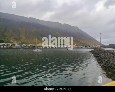 Akureyri ist eine Stadt am Fuße des Eyjafjörður-Fjords im Norden Islands. Stockfoto