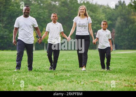 Tilst, Dänemark, 12. August 2023: Interracial family on a Picnic Stockfoto