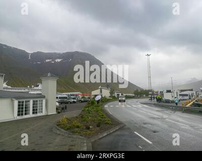 Akureyri ist eine Stadt am Fuße des Eyjafjörður-Fjords im Norden Islands. Stockfoto