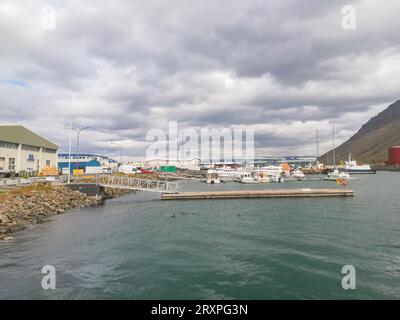 Akureyri ist eine Stadt am Fuße des Eyjafjörður-Fjords im Norden Islands. Stockfoto