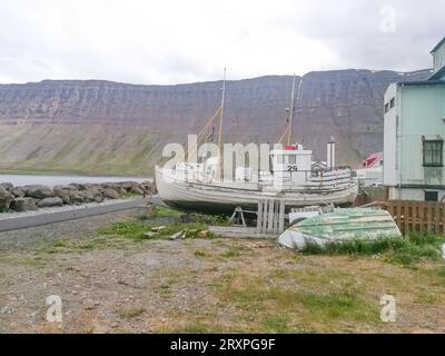 Akureyri ist eine Stadt am Fuße des Eyjafjörður-Fjords im Norden Islands. Stockfoto