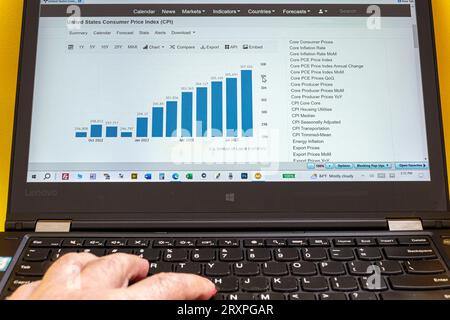 Miami Beach, Laptop Laptops Computer Monitore Bildschirme, Handtastatur, Diagramme Diagramme Diagramme Daten, Wirtschaft Wirtschaftspolitik p Stockfoto