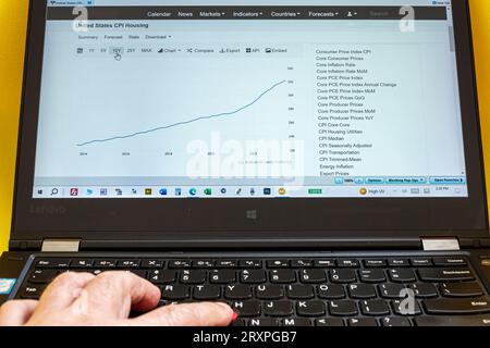 Miami Beach, Laptop Laptops Computer Monitore Bildschirme, Handtastatur, Diagramme Diagramme Diagramme Daten, Wirtschaft Wirtschaftspolitik p Stockfoto