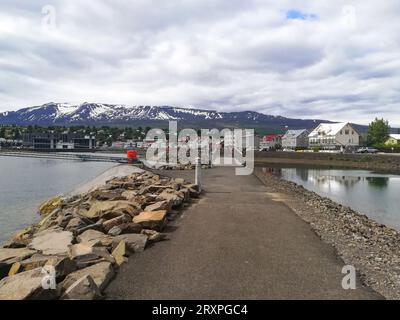 Akureyri ist eine Stadt am Fuße des Eyjafjörður-Fjords im Norden Islands. Stockfoto