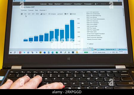 Miami Beach, Laptop Laptops Computer Monitore Bildschirme, Handtastatur, Diagramme Diagramme Diagramme Daten, Wirtschaft Wirtschaftspolitik p Stockfoto