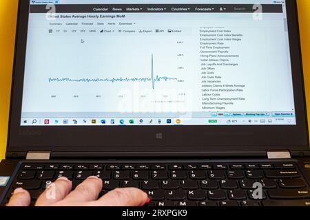 Miami Beach, Laptop Laptops Computer Monitore Bildschirme, Handtastatur, Diagramme Diagramme Diagramme Daten, Wirtschaft Wirtschaftspolitik p Stockfoto