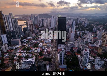 Wunderschöner Blick auf Panama City, seine Wolkenkratzergebäude, die Cinta Costera bei Sonnenuntergang Stockfoto