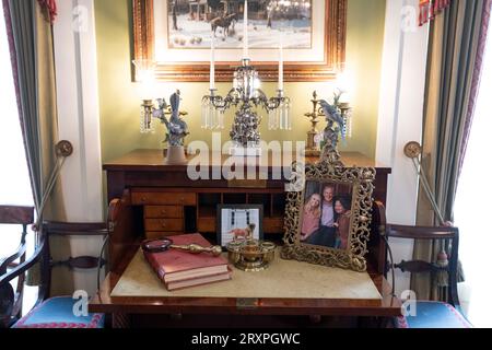 Ein Bild des derzeitigen Gouverneurs von Texas Greg Abbott, Ehefrau Cecilia. Und Tochter Audrey sitzt am 21. September 2023 auf einem Schreibtisch, umgeben von Antiquitäten und historischen Artefakten in einem Wohnzimmer im Governor's Mansion in Austin. ©Bob Daemmrich Stockfoto