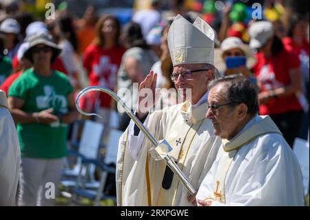 Kardinal Patriarch von Lissabon, Manuel Clemente, kommt, um die Heilige Messe bei der Versammlung der WYD-Freiwilligen in Estoril, Portugal zu feiern. Stockfoto