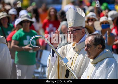 Kardinal Patriarch von Lissabon, Manuel Clemente, kommt, um die Heilige Messe bei der Versammlung der WYD-Freiwilligen in Estoril, Portugal zu feiern. Stockfoto