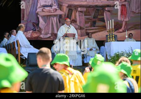 Erste Versammlung von Freiwilligen des Weltjugendtages in Estoril mit einer heiligen Messe unter dem Vorsitz des Kardinalpatriarchen von Lissabon, Manuel Clemente. Stockfoto