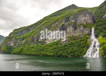 Blick von Kreuzfahrtschiffen Fjord in Norwegen Stockfoto