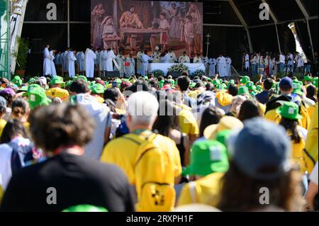 Erste Versammlung von Freiwilligen des Weltjugendtages in Estoril mit einer heiligen Messe unter dem Vorsitz des Kardinalpatriarchen von Lissabon, Manuel Clemente. Stockfoto