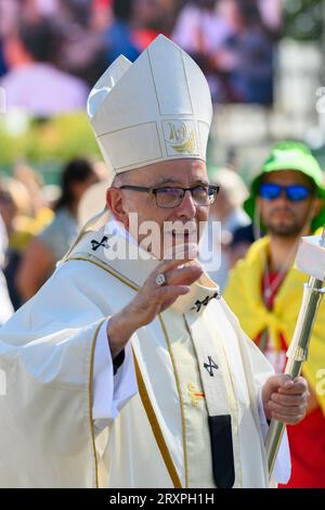 Kardinal Patriarch von Lissabon, Manuel Clemente, verlässt und segnet, nachdem er die heilige Messe bei der Versammlung der WYD-Freiwilligen in Estoril gefeiert hat. Stockfoto